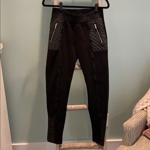 Black leggings/pants